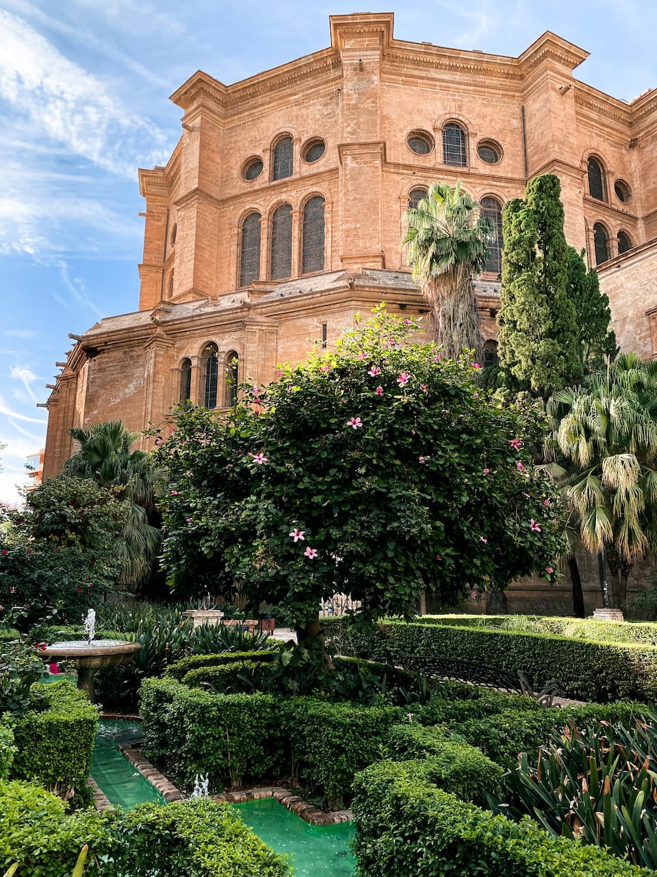 Patio de los Naranjos w Maladze